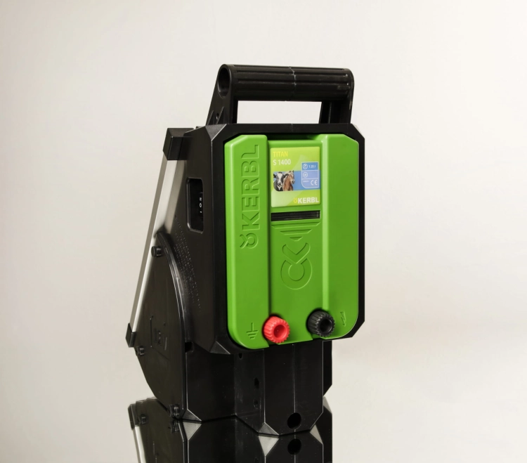 Elektryzator solarny Kerbl Titan S 1400 dla koni bydła i małych zwierząt 1,0 J